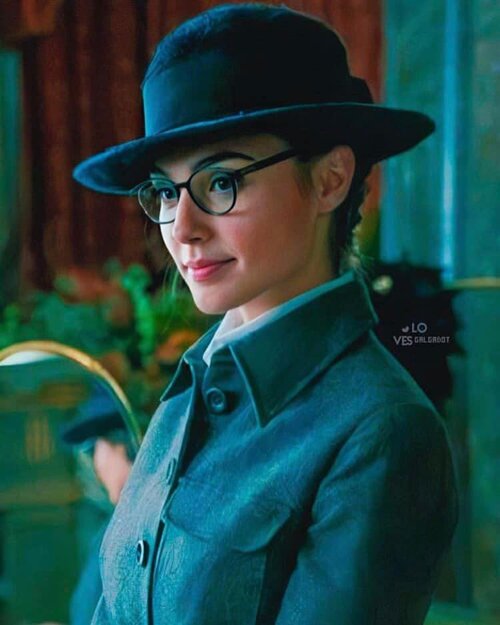 () Gal Gadot as Wonder Woman in Hat with Glasses.jpg