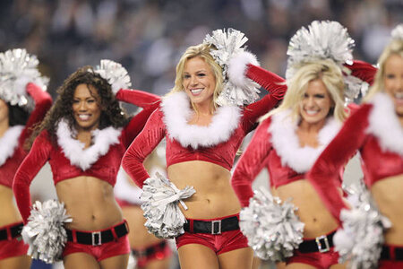 122411-Cheerleader-Santa-Gallery-SW-2_20111225010318644_600_400.JPG