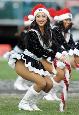 122411-Cheerleader-Santa-Gallery-SW-13_20111225010349660_600_400.JPG