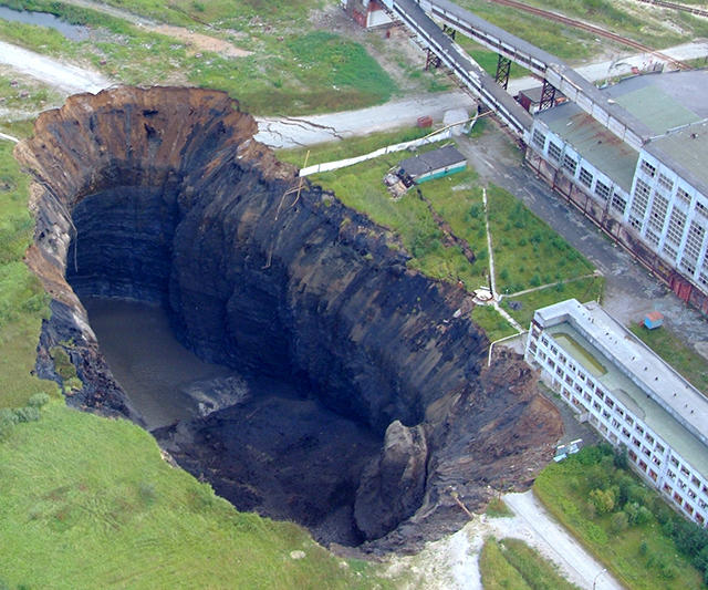 sinkhole_in_russia.jpg