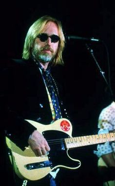 814d7f92f862f940f6cd57b185a23517--tom-petty-toms.jpg