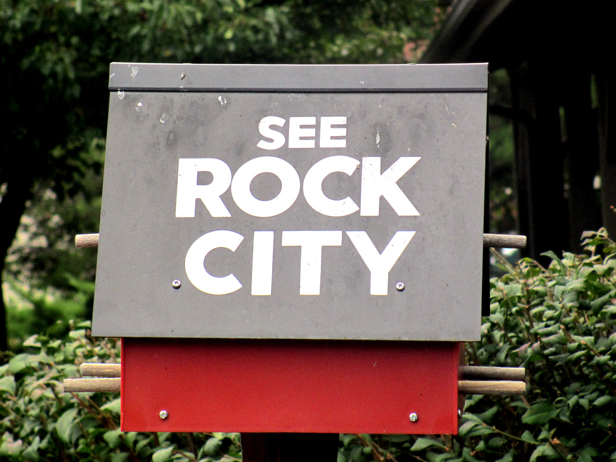 See_Rock_City_Birdhouse.jpg