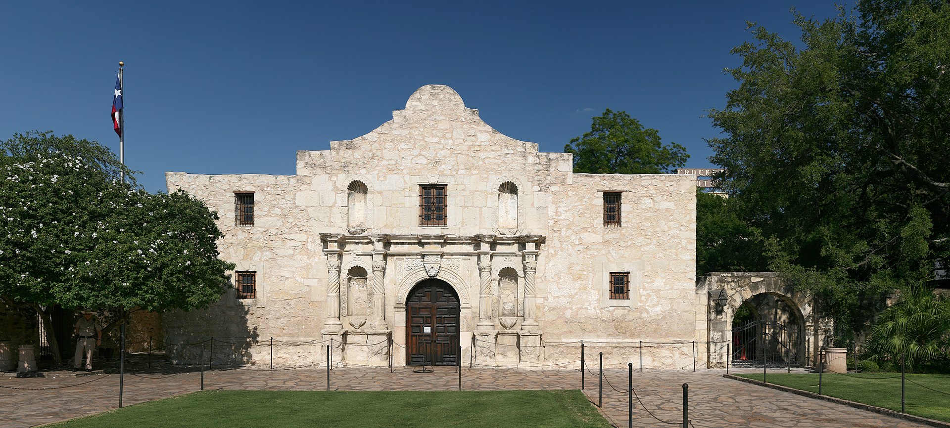 1920px-Alamo_pano.jpg